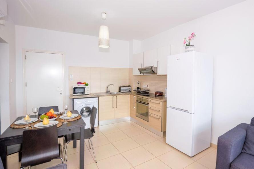 Laila - Coralli Beachfront Apartment Protaras Eksteriør bilde
