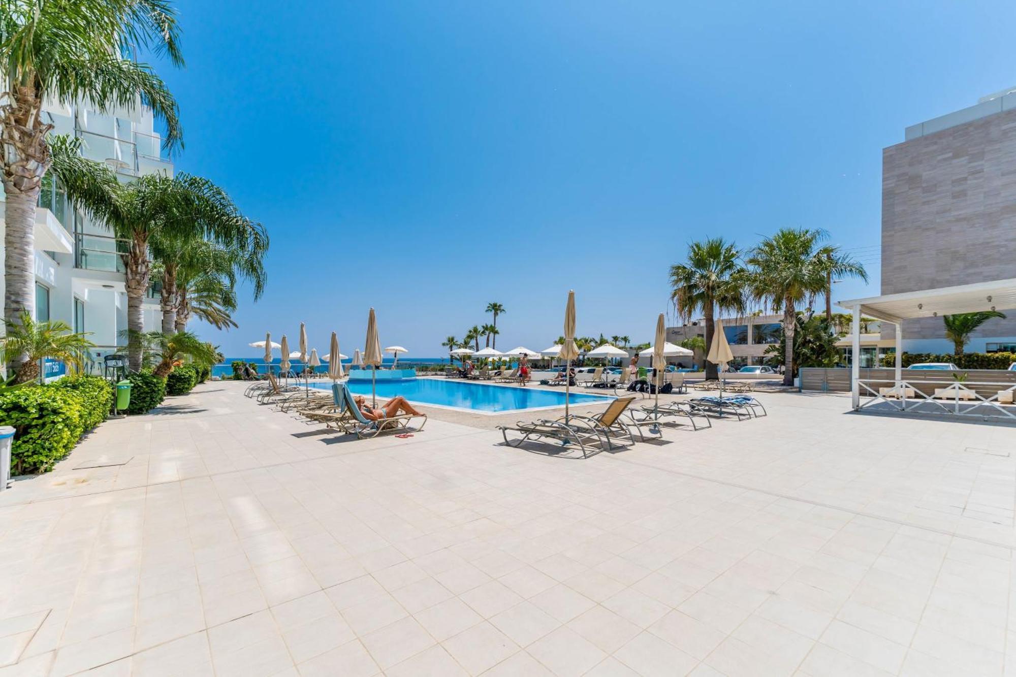Laila - Coralli Beachfront Apartment Protaras Eksteriør bilde
